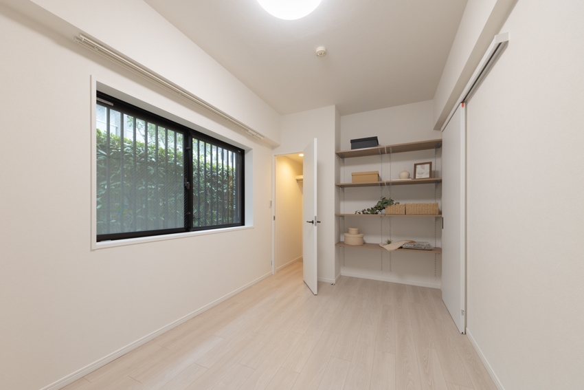 【居室】ウォークインクローゼット付き6.8畳の洋室1。(2026年1月)