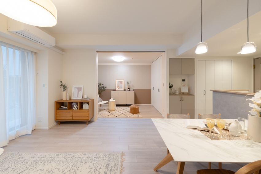 【リビング】スライドウォールを開ければ大きなLDKとしてお使いいただけます。(2026年1月)