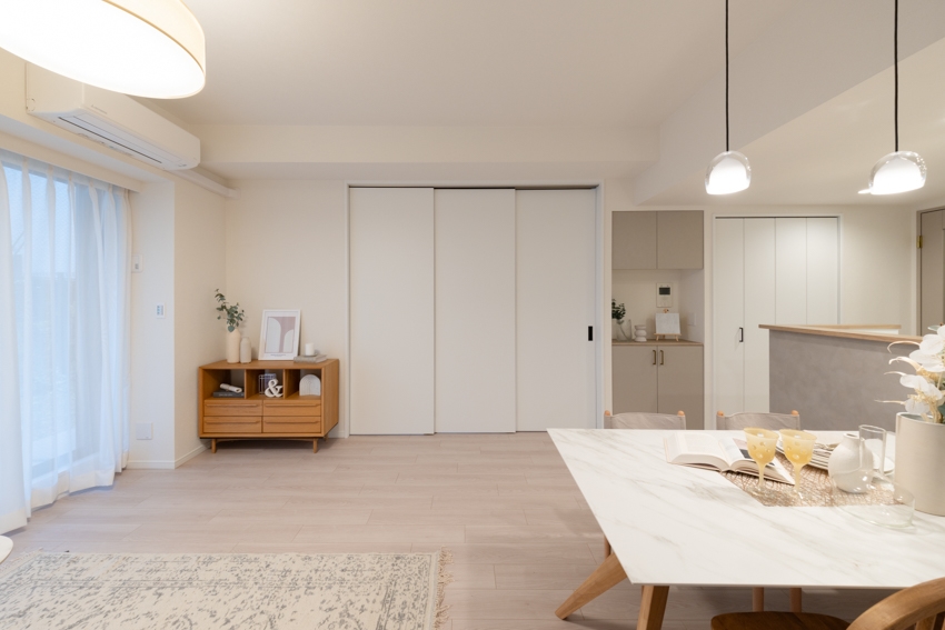 【リビング】スライドウォールを閉めれば独立した空間として使用可能。(2026年1月)