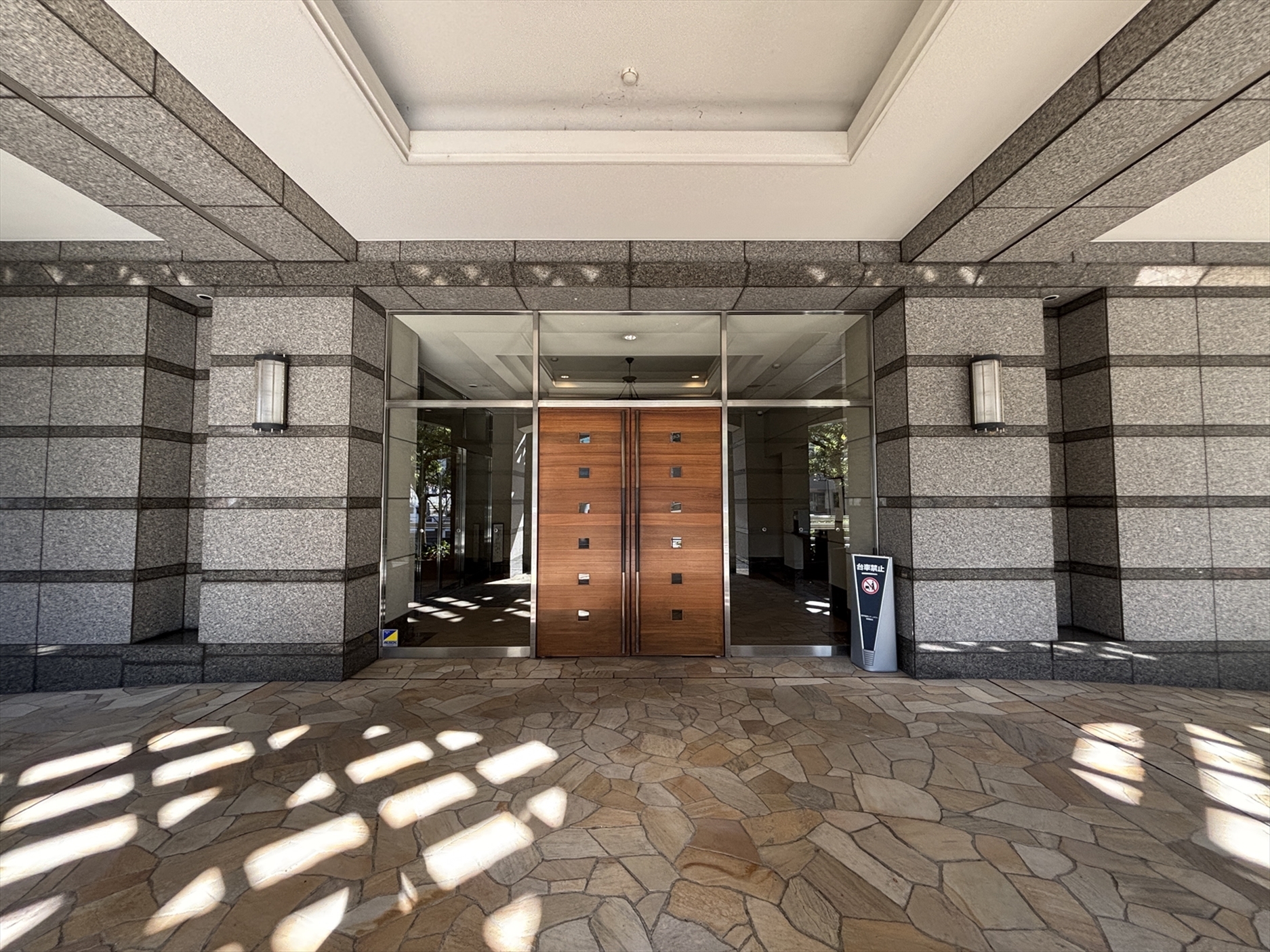 【エントランス】重厚感のあるエントランスが毎日を出迎えてくれます。(2025年12月)