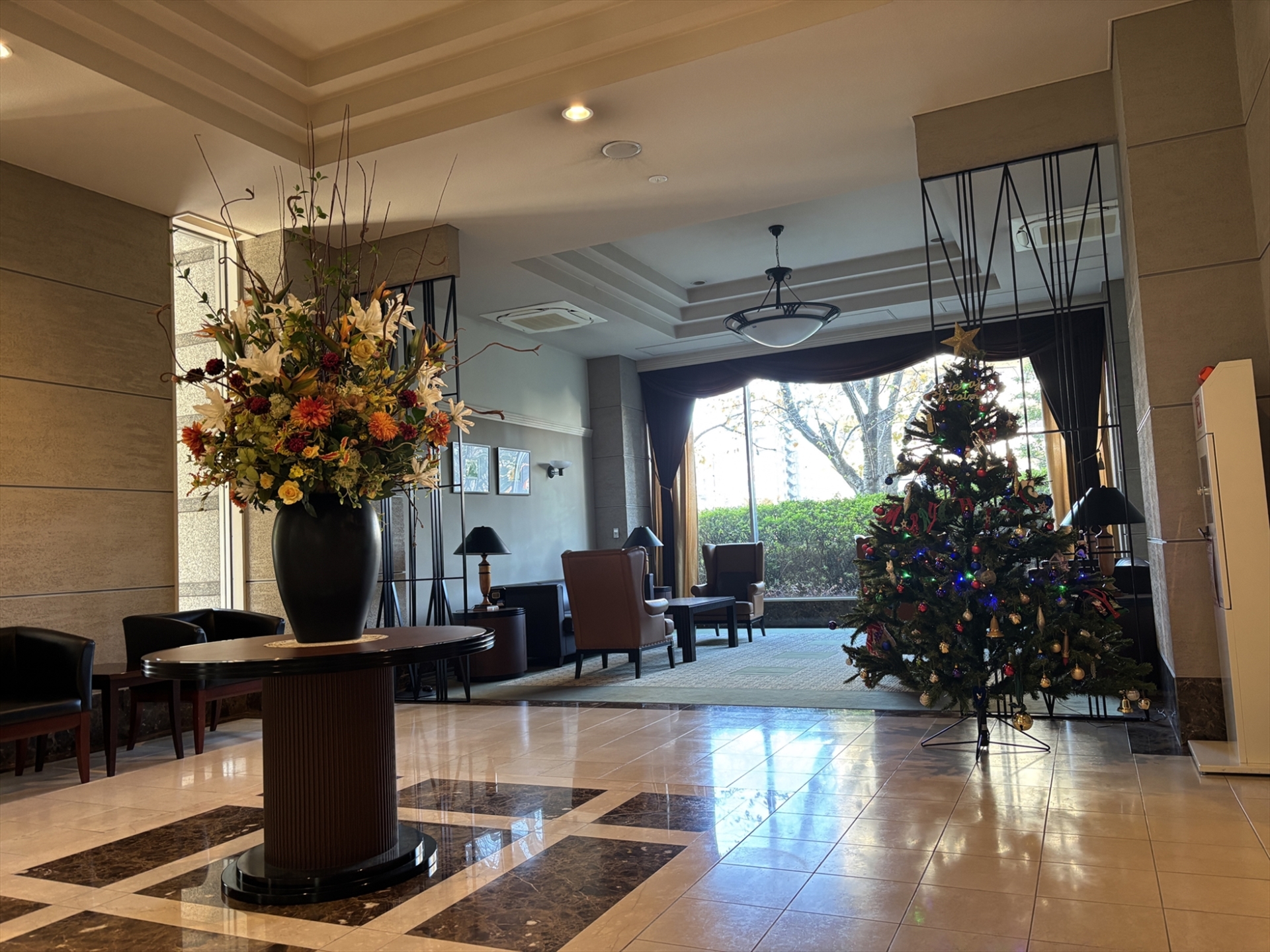 【ロビー】季節ごとにロビーが趣を変え、訪れる人を楽しませます。(2025年12月)