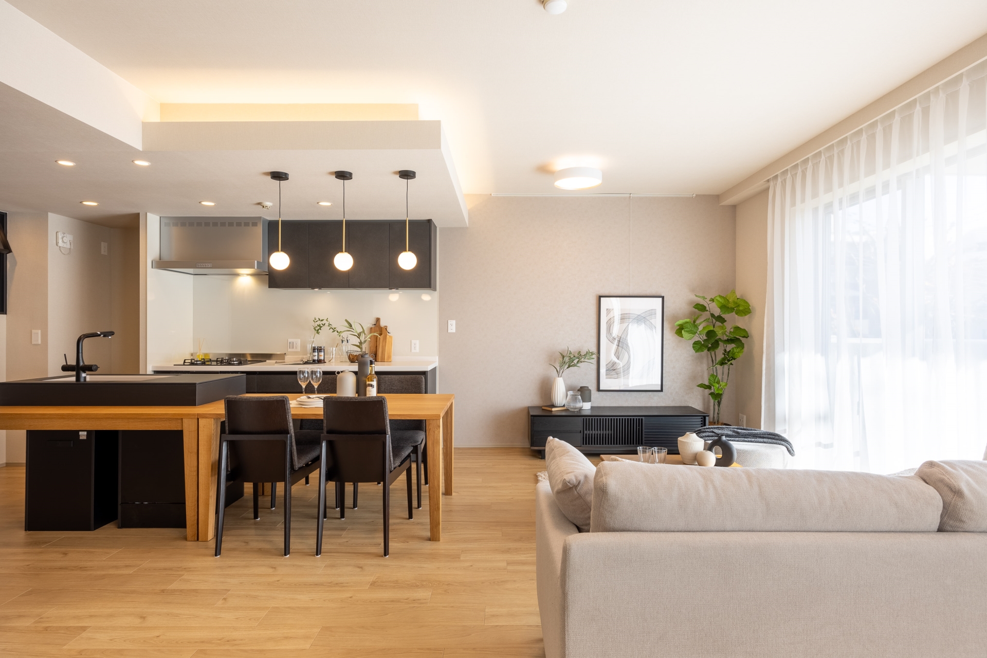 【キッチン】戸建てのような暮らしが叶う、伸び伸びと過ごせるリビングです。(2025年12月)