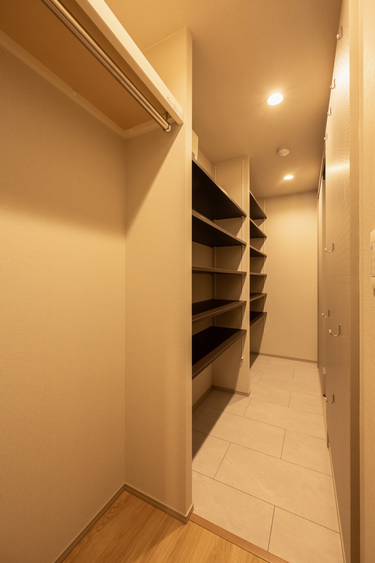 【収納】シューズインクロゼットは廊下に繋がっており、靴や荷物を置いたままでもOK。玄関の片づけ手間が省けます(2025年12月)