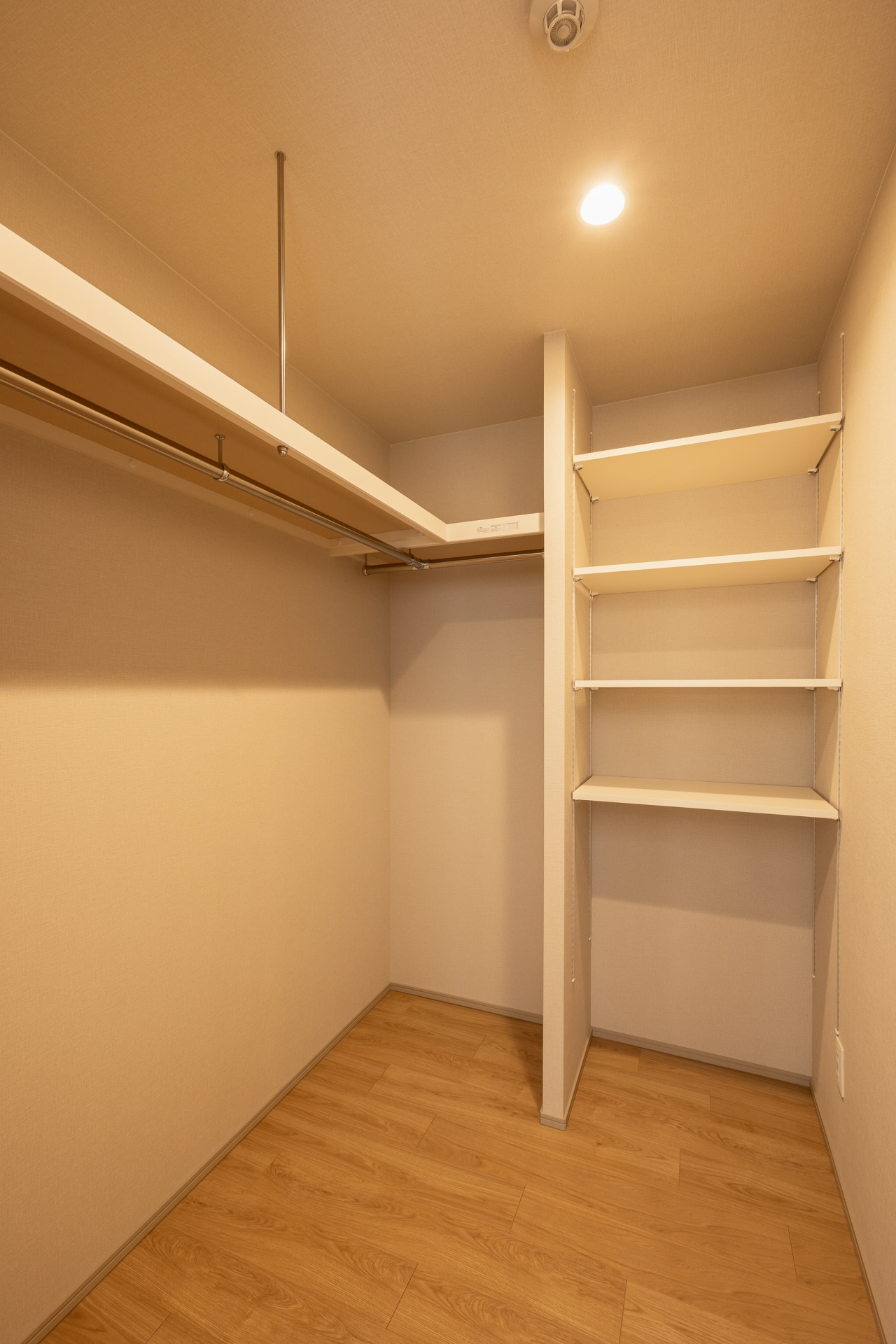 【収納】リビングと洗面の間に大型クロゼットを設置。忙しい時や急な来客時に、物を隠す空間しても活用できます。(2025年12月)