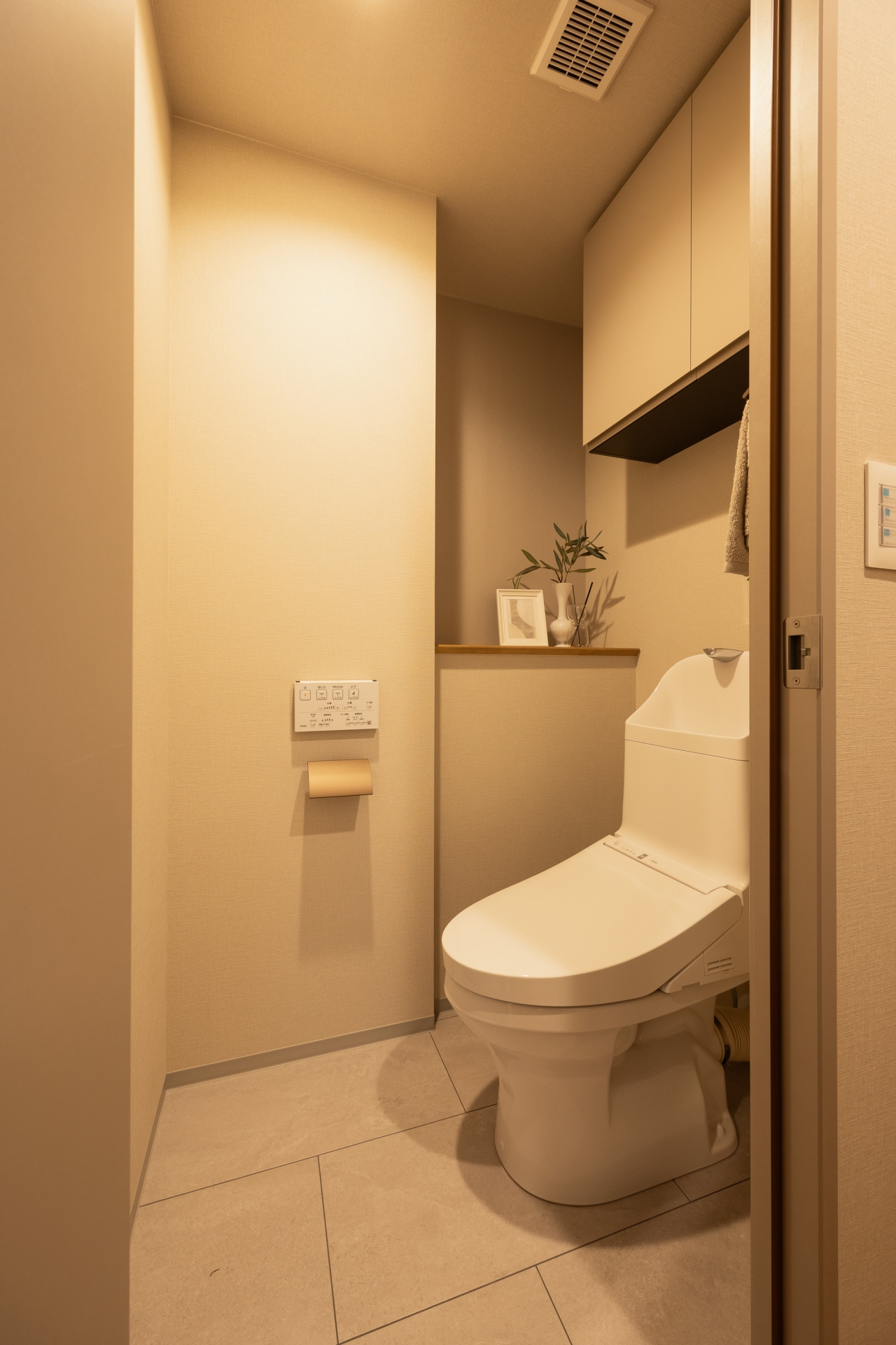 【トイレ】扉付の収納があり、すっきりと整理が出来る空間になっています。(2025年12月)