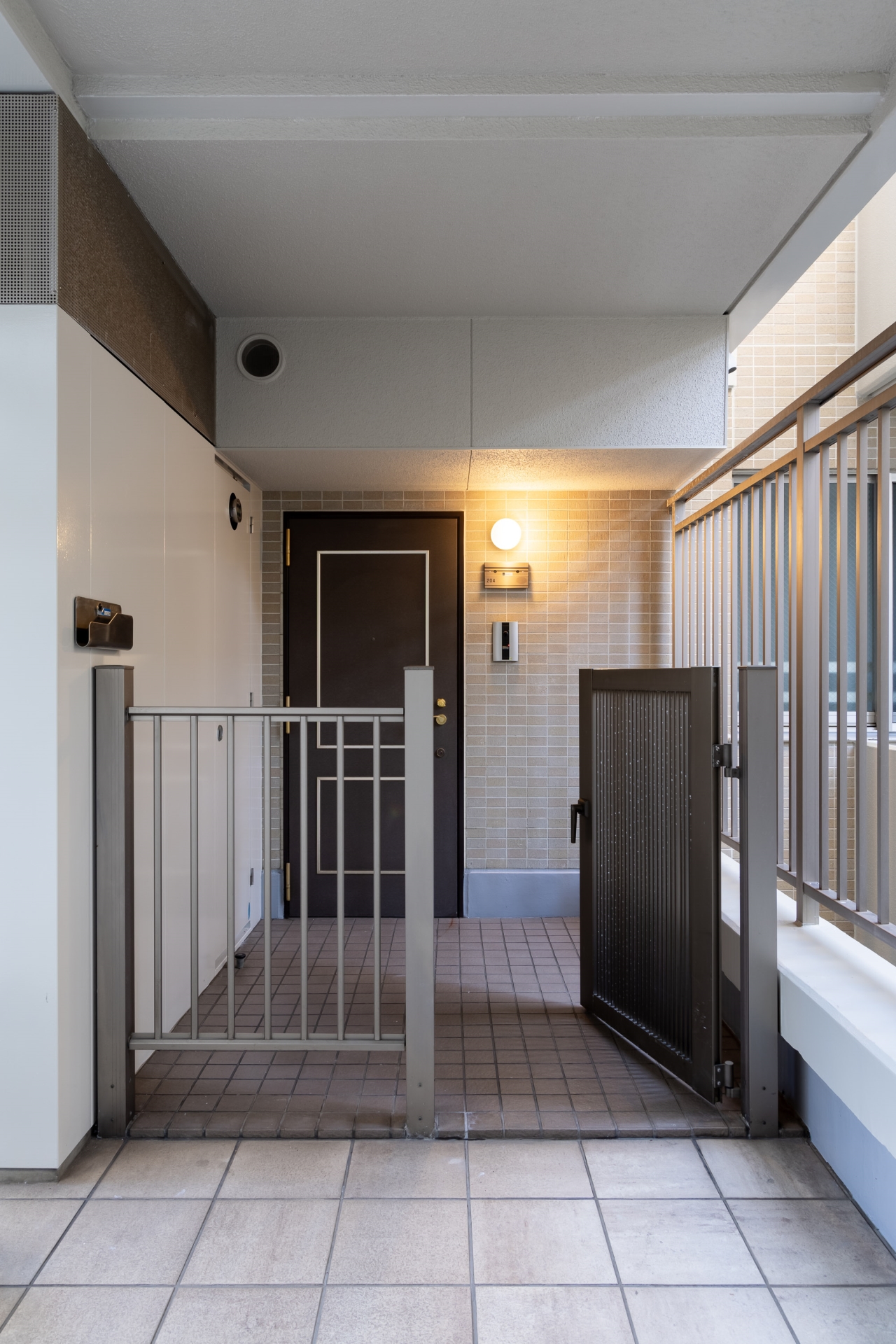 【玄関】ポーチ付き。室内が外廊下からダイレクトに見えにくい設計。荷物置きや置き配にも便利です。(2025年8月)