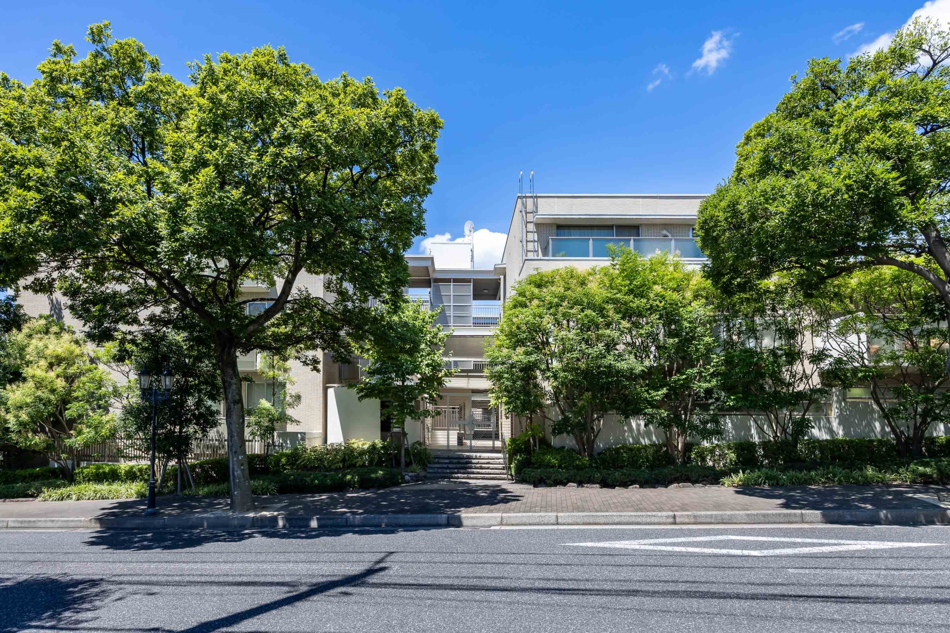 【外観】総戸数26戸。御影郡家地区に佇む、低層レジデンスです。(2025年8月)