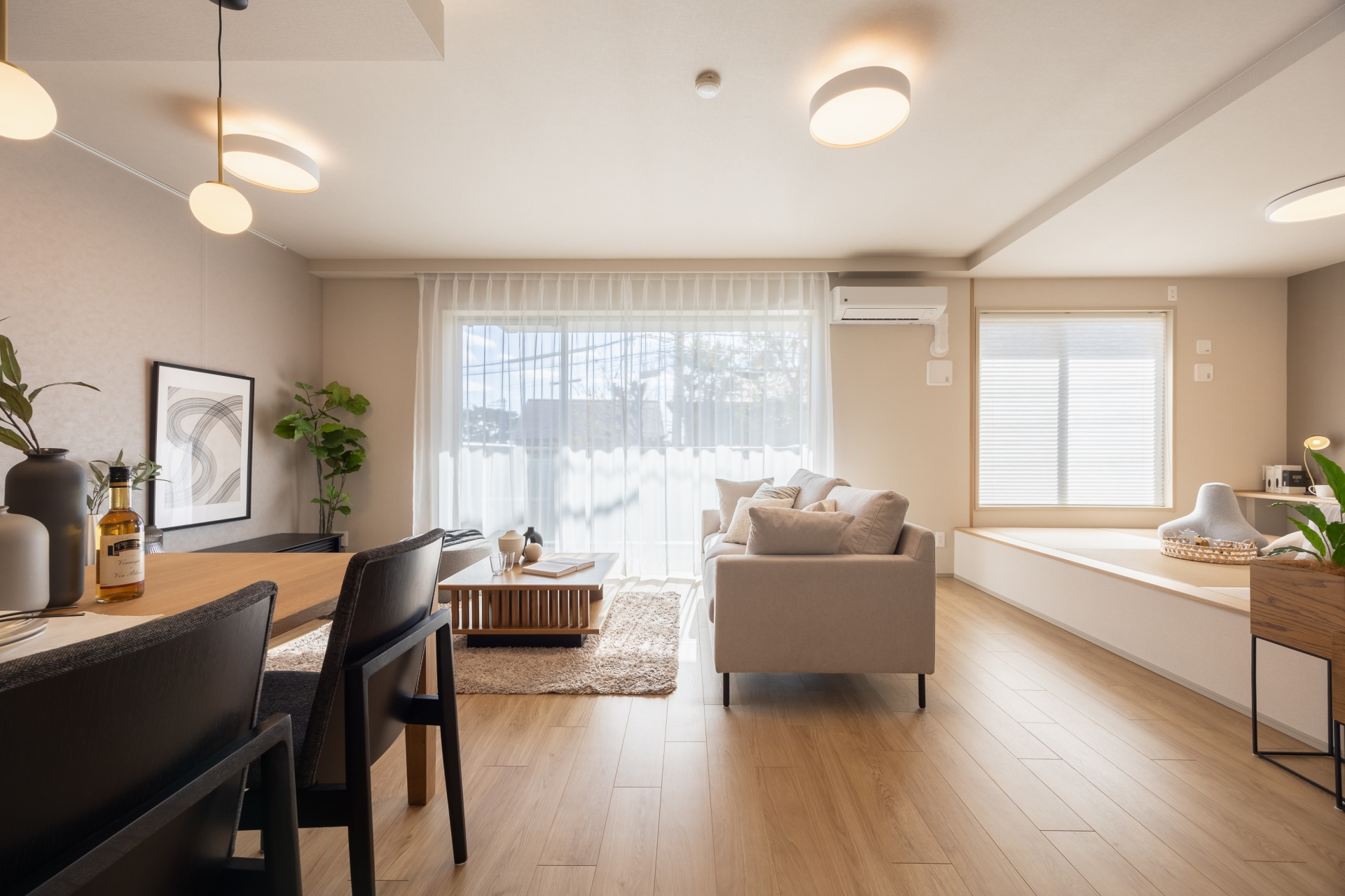 【リビング】リビングに小上がりスペースを設け、自然と家族がリビングに集まる空間設計にしました。(2025年12月)