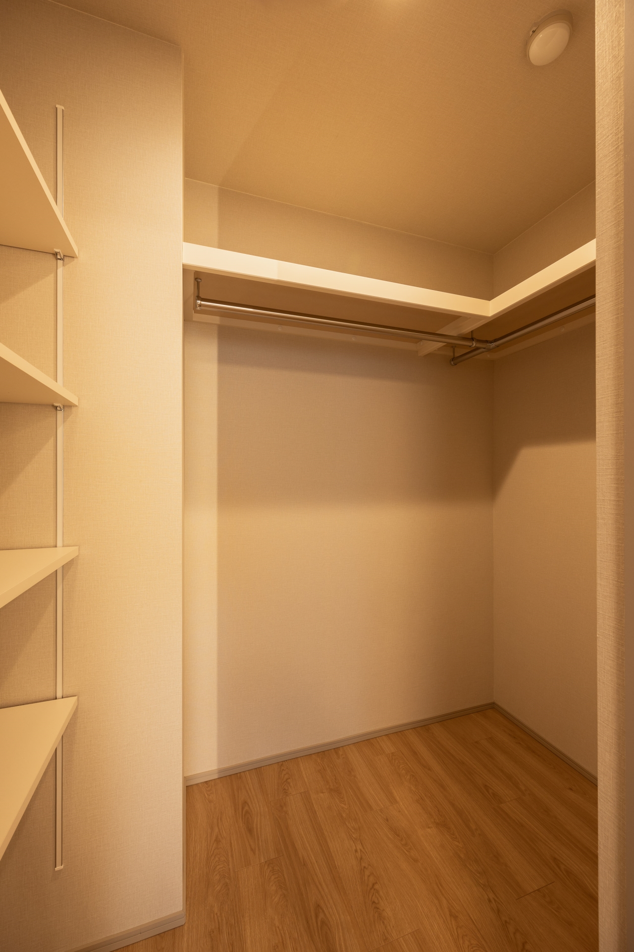 【収納】洋室のウォークインクロゼット。家族皆の洋服が入るゆとりがあります。(2025年12月)