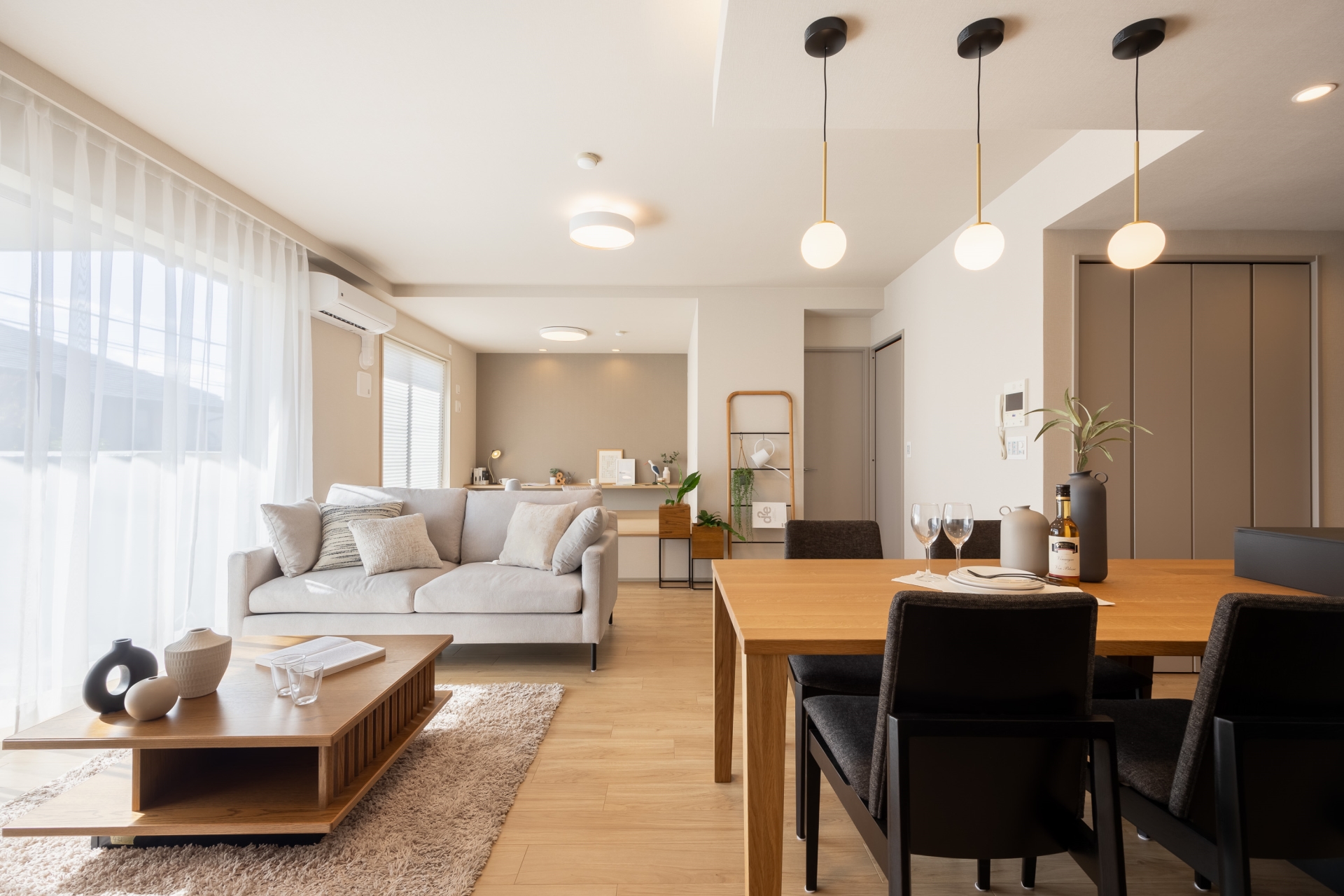 【リビング】小上がりを含め約23.8畳のLDK。南向きで日当たりが良く、明るく開放感があるリビングです。(2025年12月)