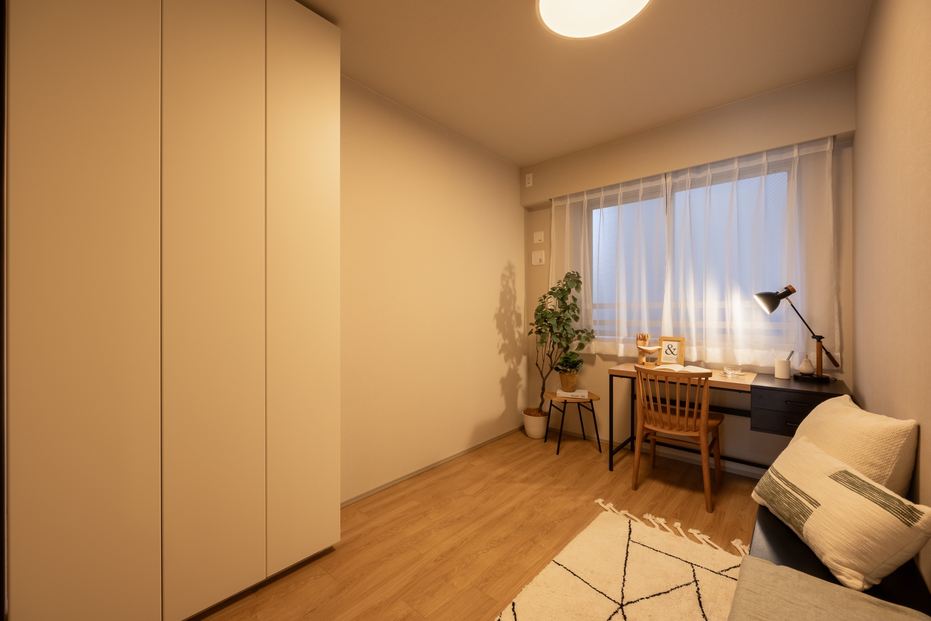 【居室】家族の成長に伴って個室を作りたい時は、可動式の収納を動かし、洋室を二部屋に区切ることが出来ます。(2025年12月)