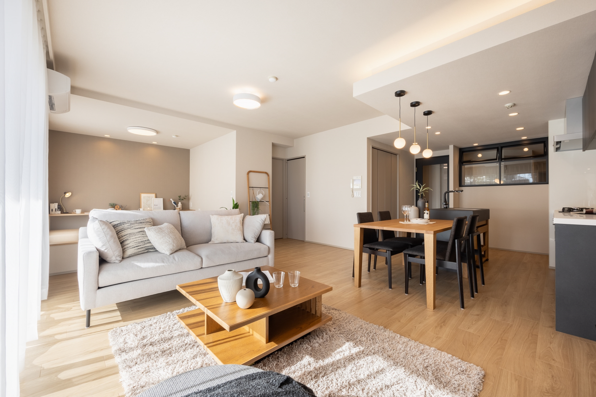 【リビング】仕切りが少なく広々としたLDK。家族が別々のことをしていても、お互いの存在を感じられる空間です。(2025年12月)