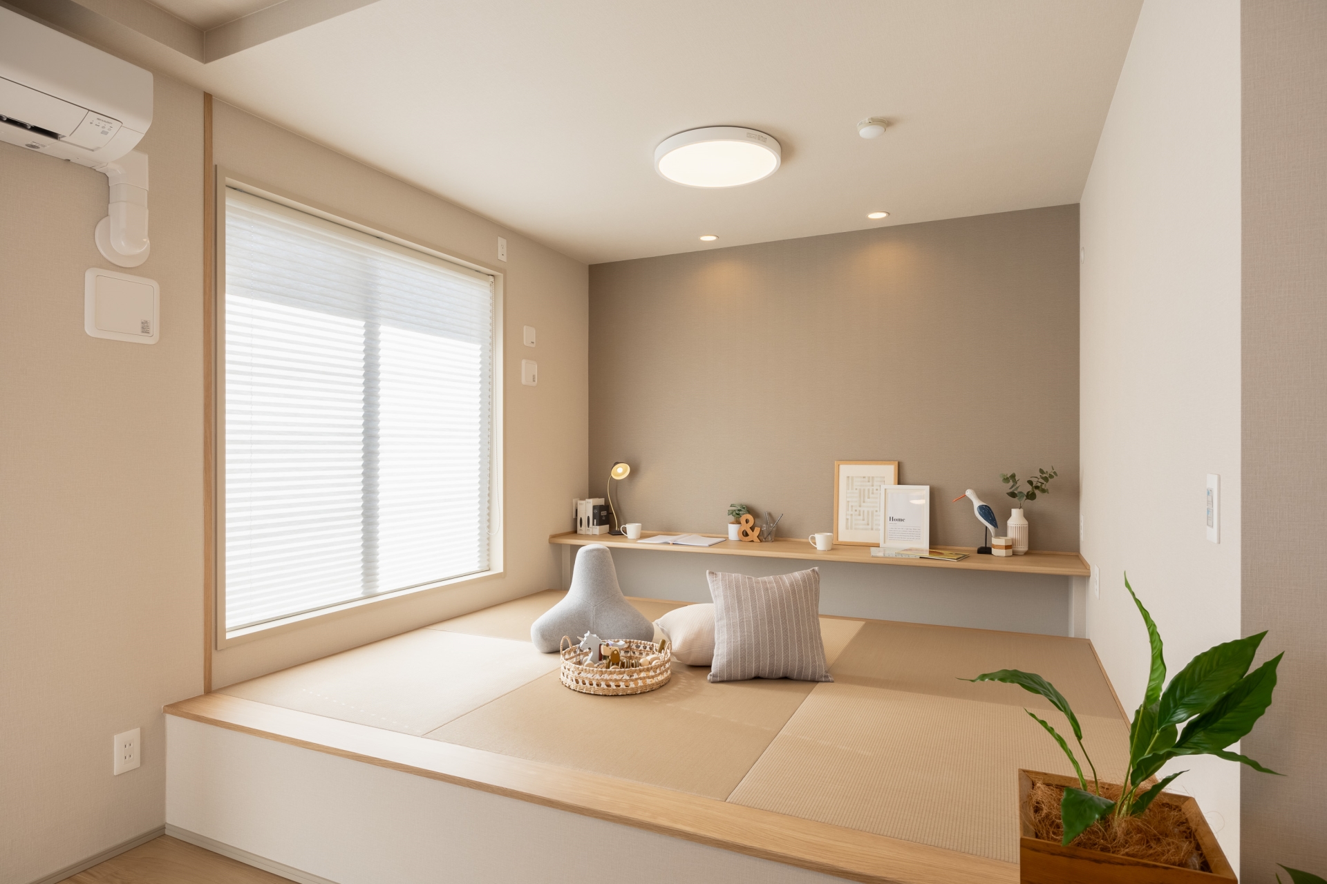 【リビング】小上がりに足元を掘りごたつ式にしたデスクカウンターを設置。勉強や仕事等、家族が自由に使える空間です。(2025年12月)