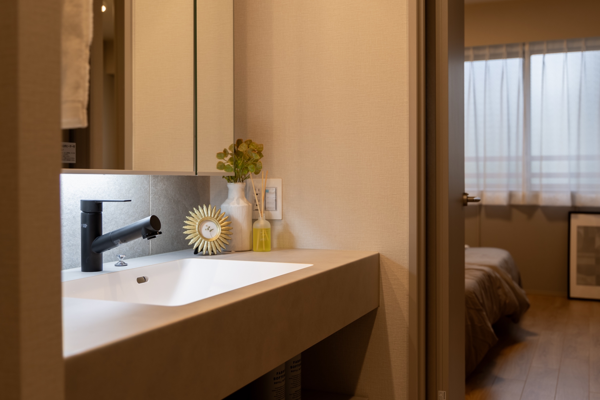 【洗面台・洗面所】リビングから洗面に、洗面から寝室にダイレクトに繋がる動線で家事を効率化。(2025年12月)