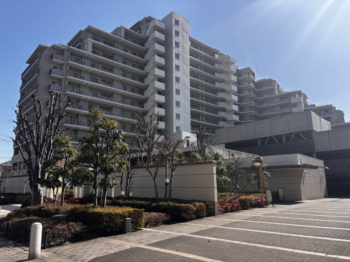 【外観】総戸数156戸の大規模コミュニティ。ゆとりある敷地も魅力です。(2026年2月)