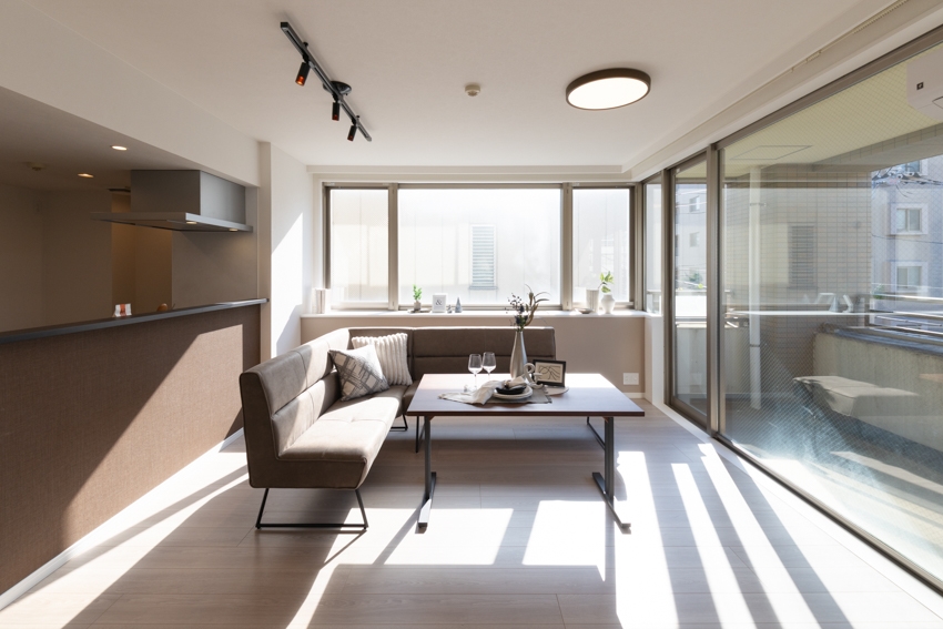 【リビング】2面採光の正方形リビングは陽の光を存分に取り入れ、明るい生活空間を彩ります。(2025年12月)