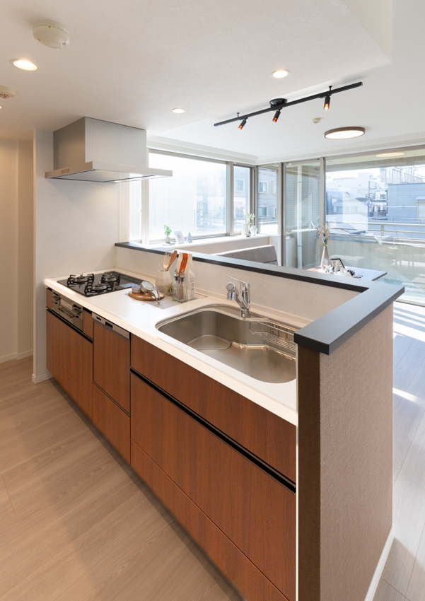 【キッチン】忙しい毎日を助けてくれる食洗器完備、ワイドシンクで洗い物も楽々。(2025年12月)