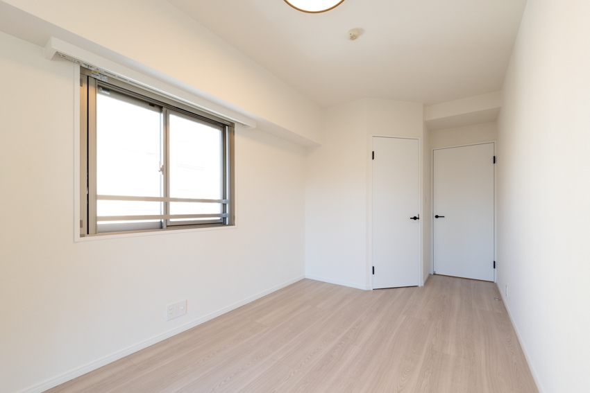 【居室】二面採光の洋室（１）。ウォークインクローゼット付き(2025年12月)