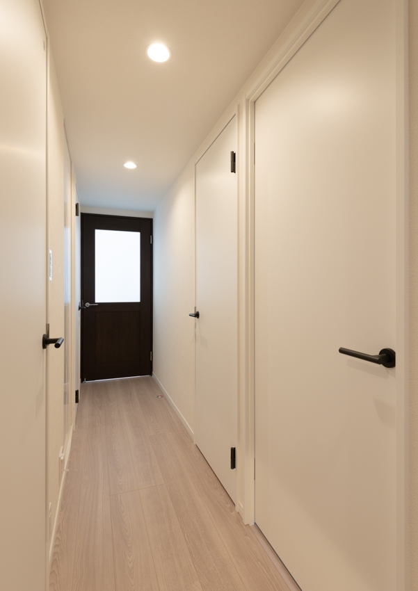 【その他内観】廊下にも物入とウォークインクローゼットがあり満足の収納力。(2025年12月)