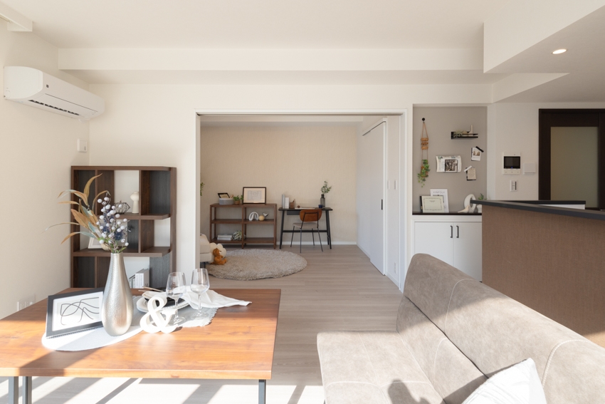 【リビング】リビングと洋室の間に設けたスライドウォールを開け閉めするだけで、部屋の使い方が変えられます。(2025年12月)