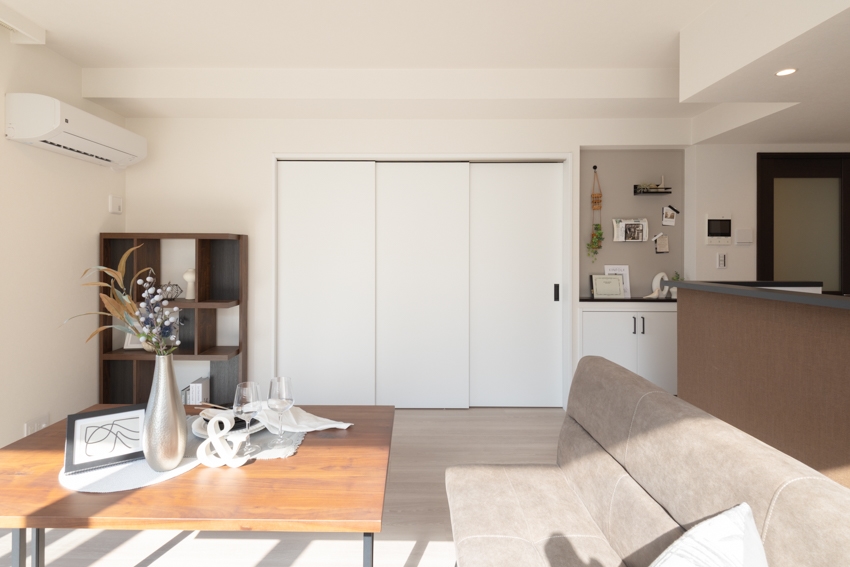 【リビング】スライドウォールを閉じればひとりの空間に。(2025年12月)