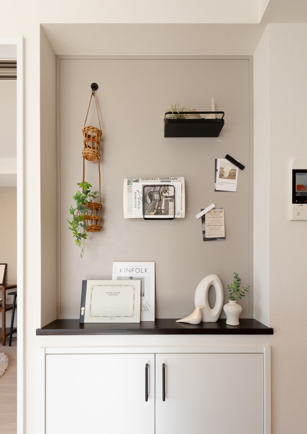 【リビング】リビング壁にマグネットシートを設置。家族のスケジュール管理も楽々。(2025年12月)