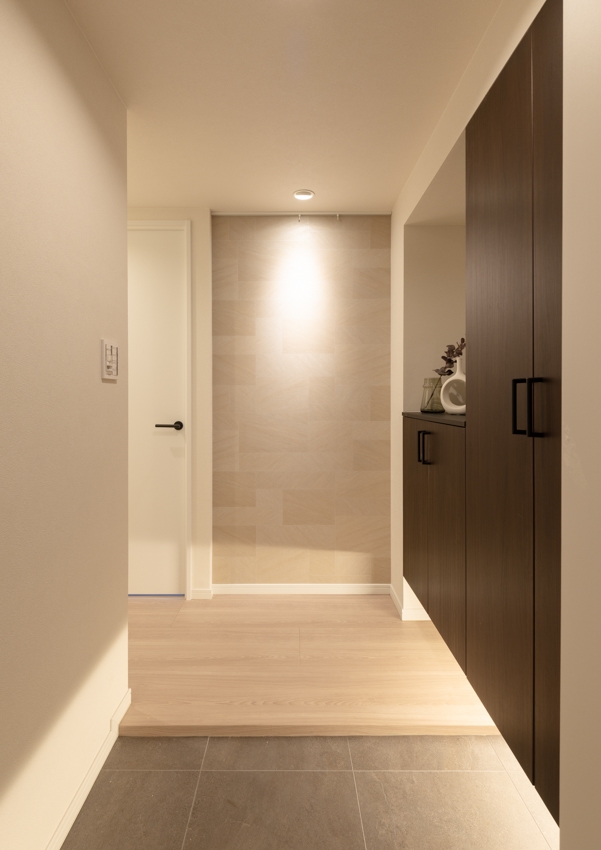 【玄関】間接照明とアクセントクロスでホテルライクな空間を演出。(2025年12月)