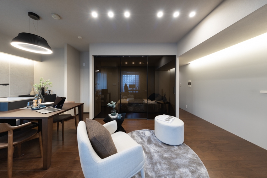 【居室】中が見えづらいガラス戸で仕切ることでゆるやかに空間分けを。(2025年12月)