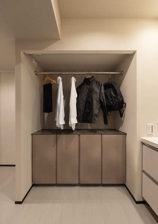 【収納】電動のロールスクリーンで開閉可能な収納スペース。(2025年12月)