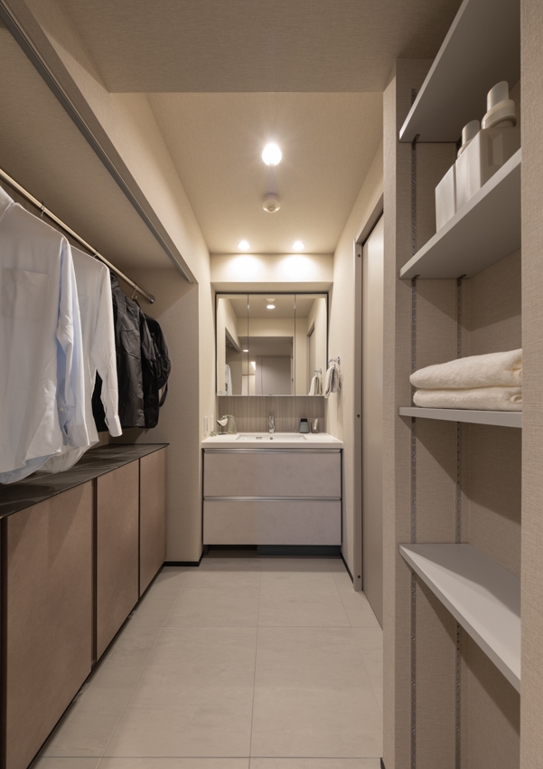 【洗面台・洗面所】洗濯した後のお洋服はそのまま収納できるように、洗面に収納を設けました。(2025年12月)