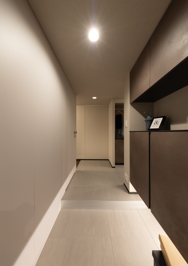 【玄関】玄関収納下には段ボールなどを収納できるスペースを。(2025年12月)