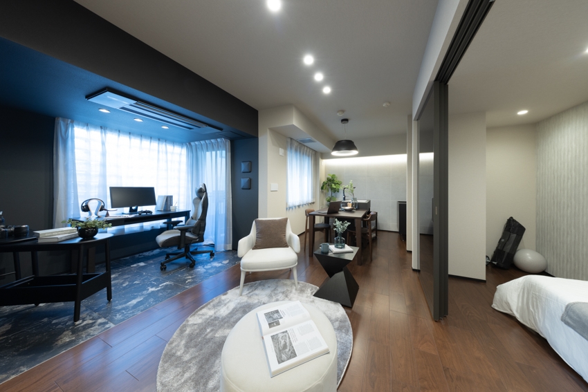 【リビング】ブラックニッチ。窓際はあえて黒く静寂な空間に。ワークスペースにもぴったり。(2025年12月)