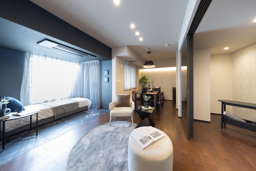 【リビング】ダブルサイズも置ける広さ。お休みになる場所としてもお使いいただけます。(2025年12月)