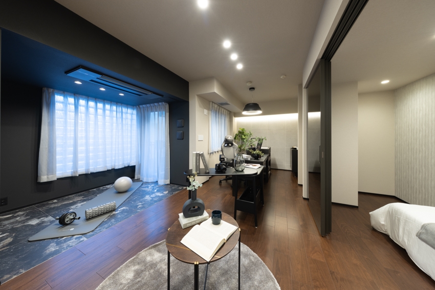 【リビング】床がタイルだからこそ、汗をかける筋トレ・ヨガスペースにも。(2025年12月)