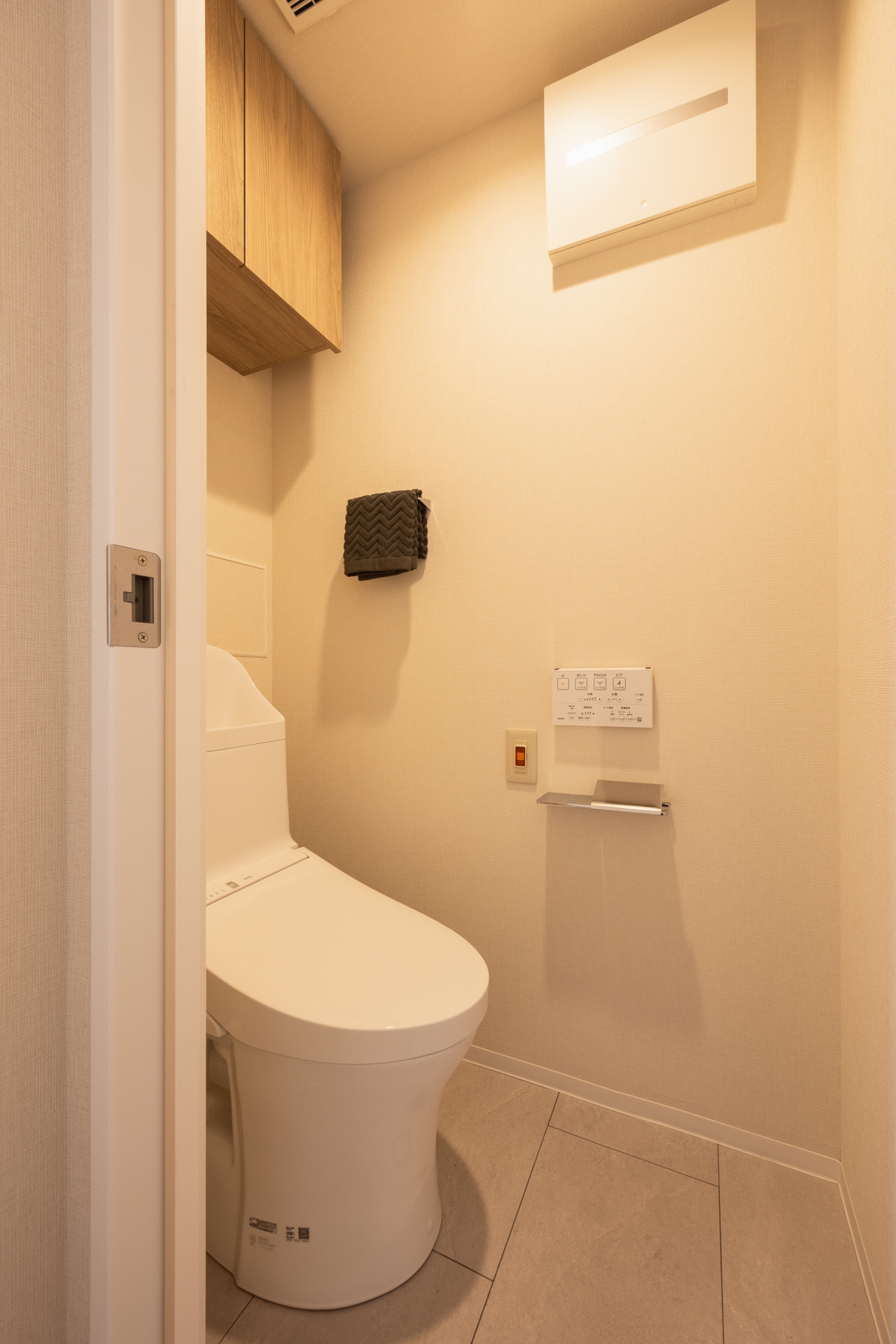 【トイレ】トイレには上部収納があり、すっきりと整理が出来ます。(2026年1月)