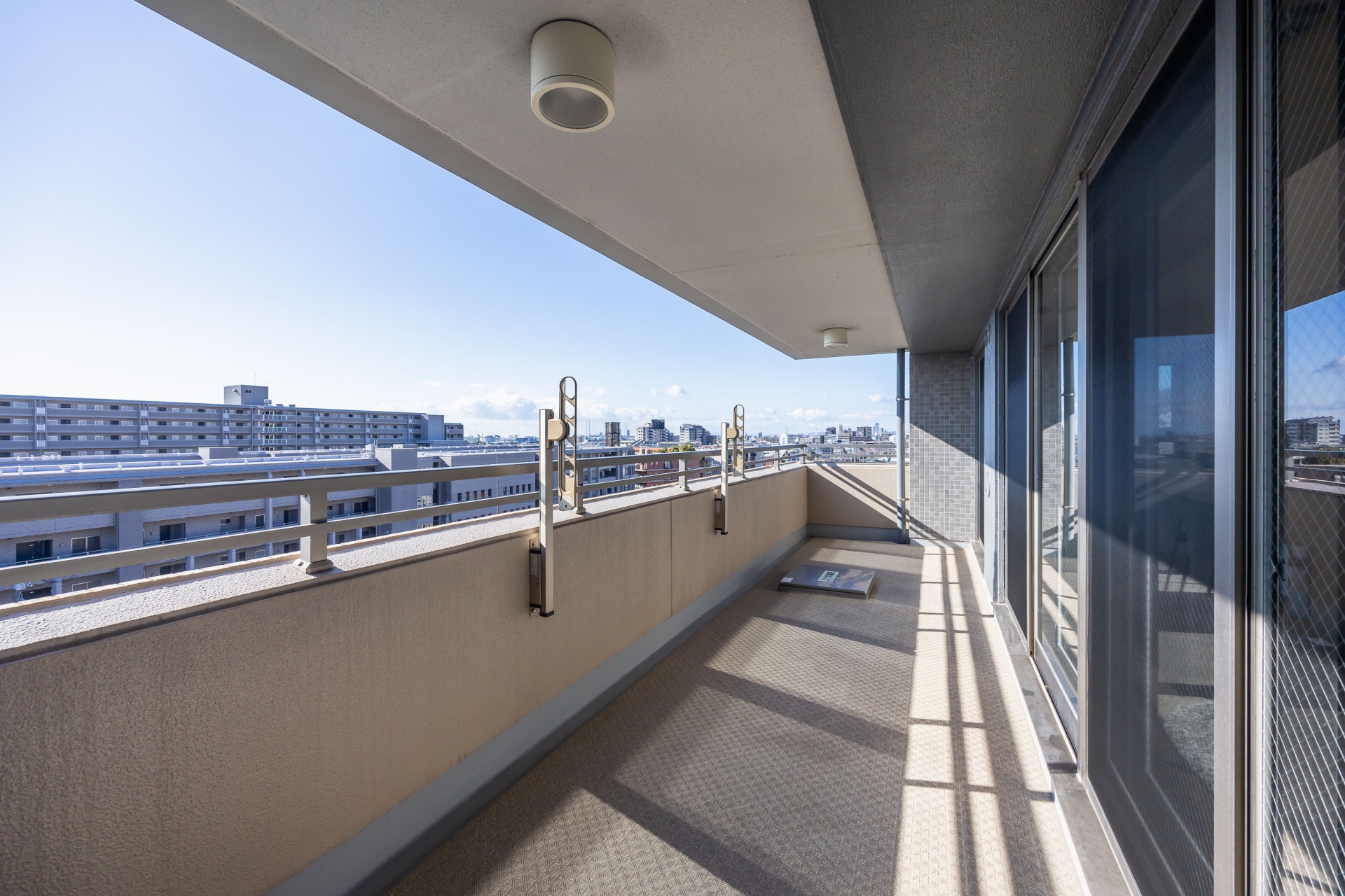 【バルコニー】バルコニー、南・西側の眺望。前に高い建物がないため日当たりが良好で外干し派にもおすすめです。(2026年1月)