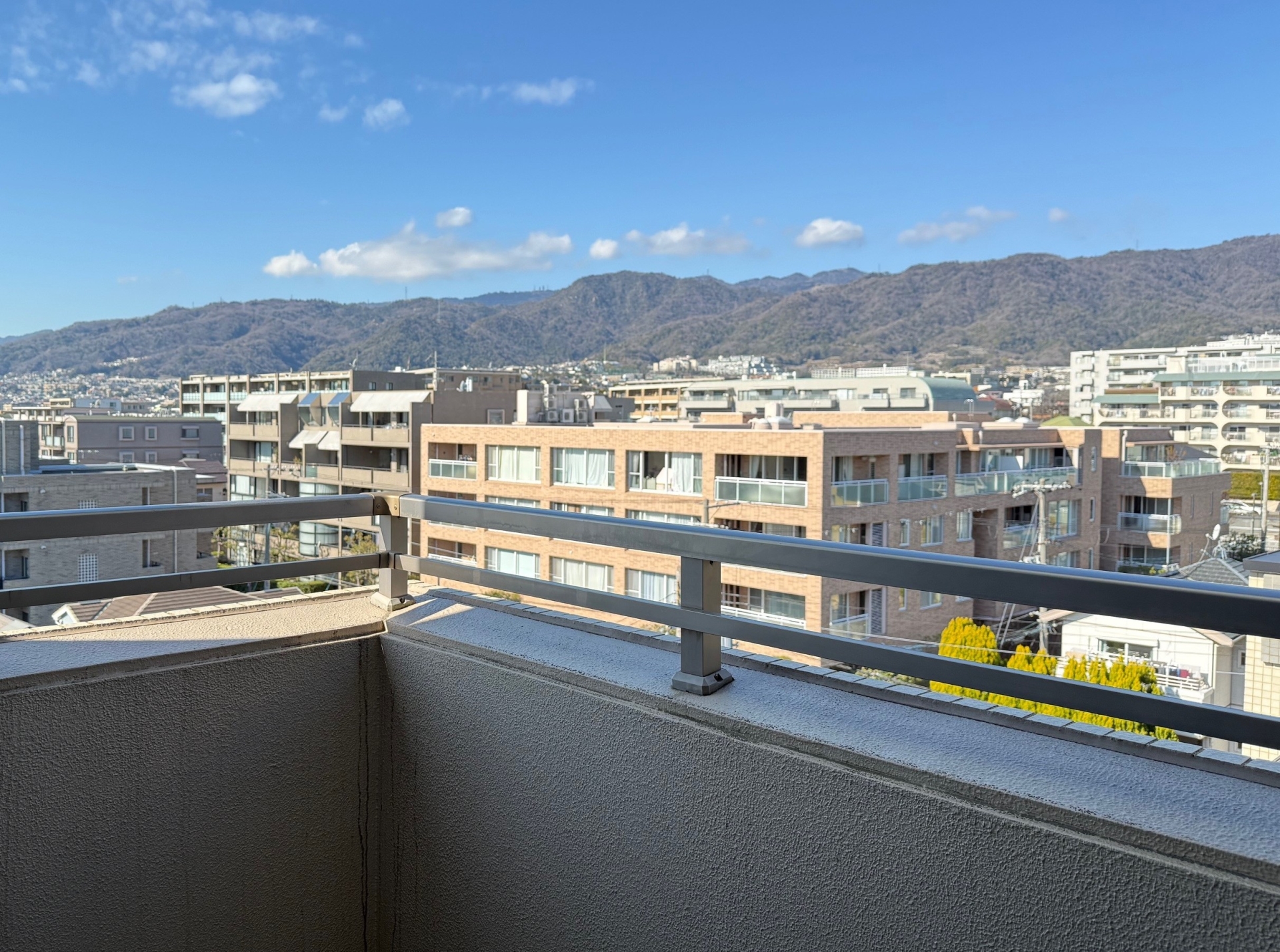 【バルコニー】洋室3からの北・西向き眺望。高い建物がないため六甲山まで抜けた気持ちのよい眺望です。(2026年1月)
