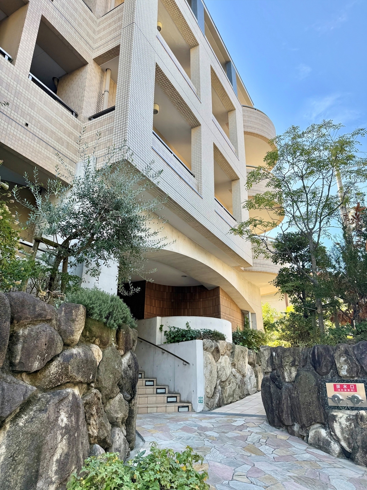 【その他共用部】緑が多く手入れが行き届いたマンション。スロープがあり、ご高齢の方やお子様がいても安心です。(2026年1月)