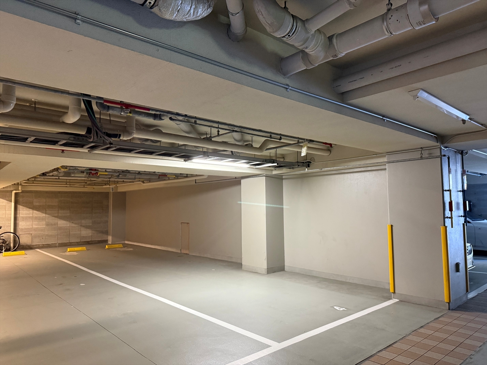 【駐車場】本件の分譲駐車場。高さ2メートル迄可。車2台・車＋バイクなどもOKです。(2026年1月)