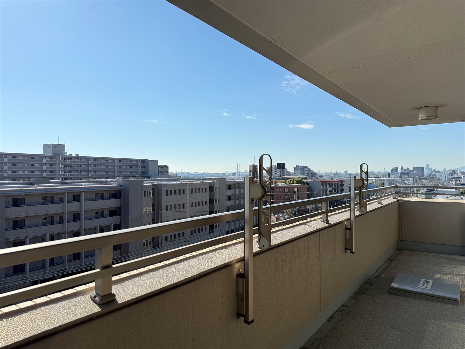 【バルコニー】バルコニーから南西方向の眺望。最上階・角住戸で見晴らしが良いです。(2026年1月)