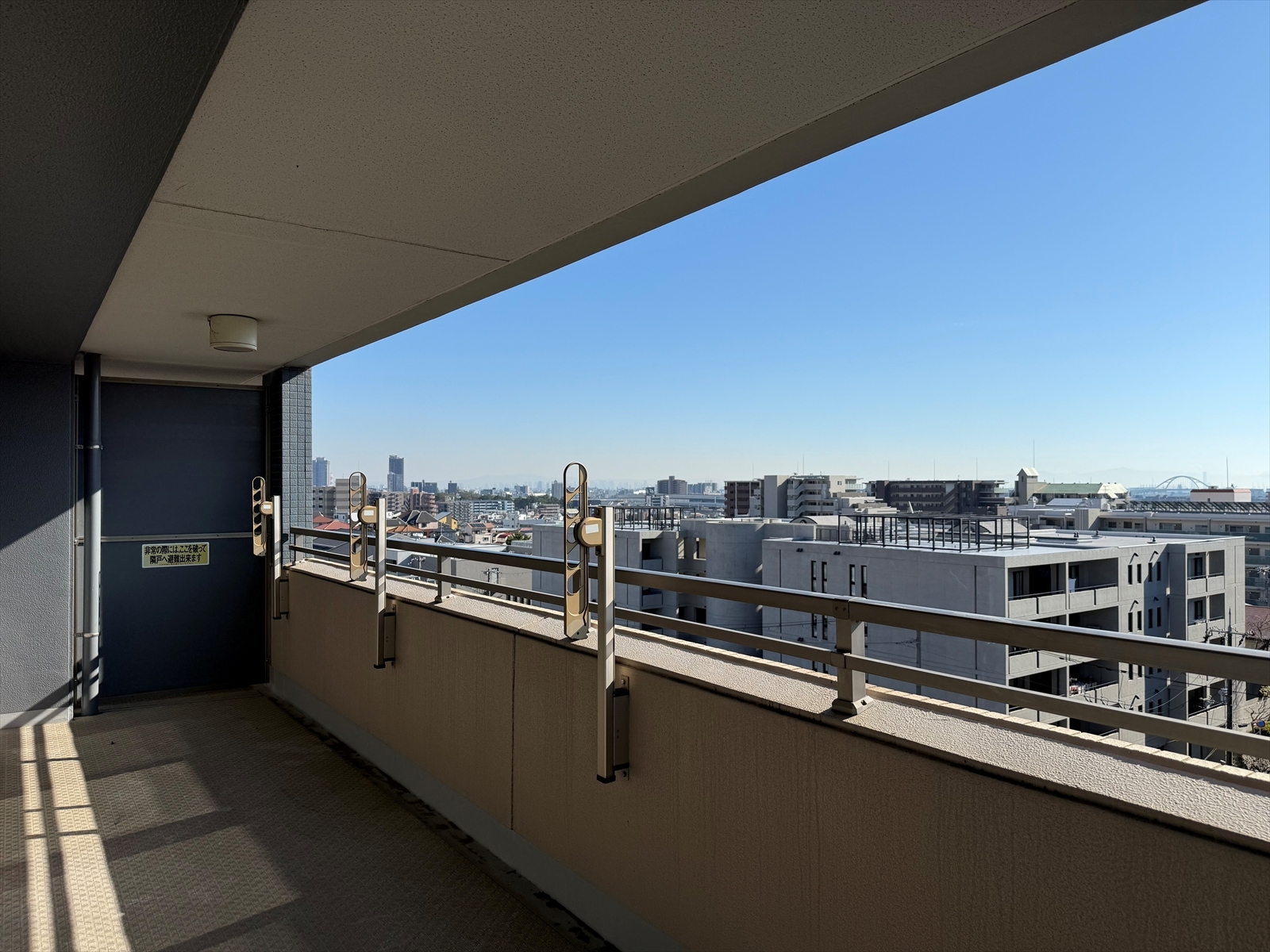 【バルコニー】バルコニーから南東方向の眺望。前面に高い建物なく開けた眺望です。(2026年1月)