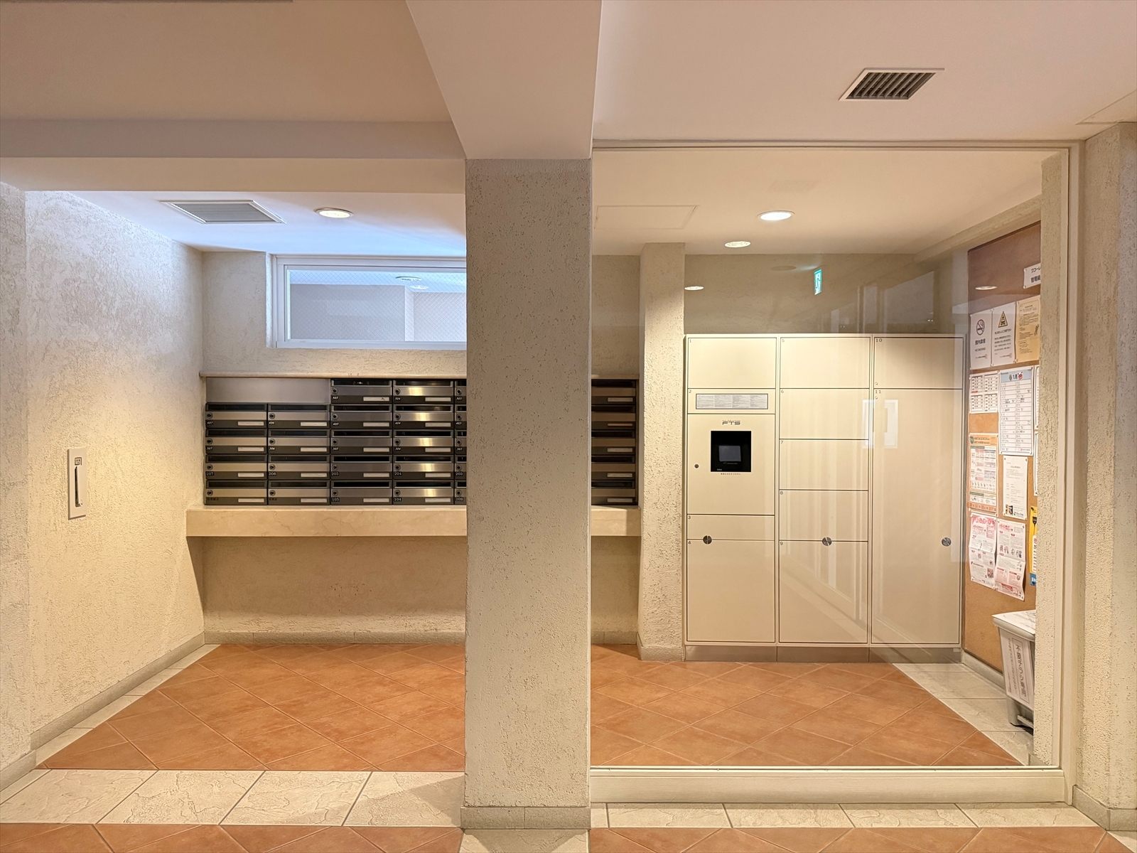 【その他共用部】宅配ボックス完備。暗くなりがちなメールコーナーも明るくゆとりがある空間になっています。(2026年1月)