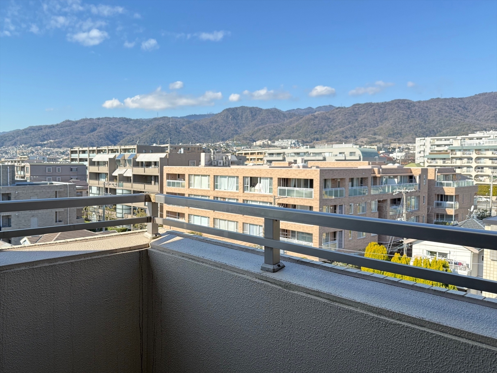 【その他画像】洋室(2)から北西方向の眺望。高い建物がなく山や空が見える気持ちの良い眺望です。(2026年1月)