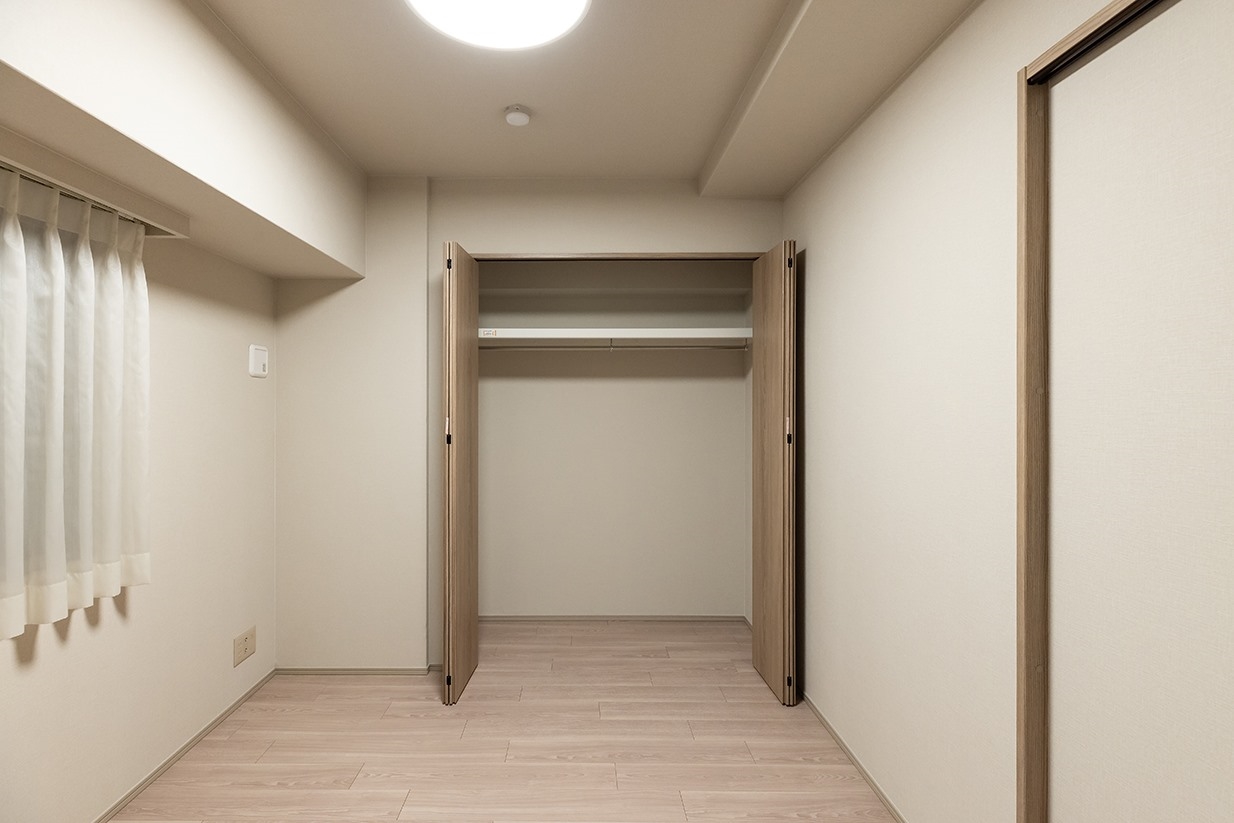 【収納】洋室（２）使いやすさ・しまいやすさを考慮し奥行きや枕棚の高さを決定したクローゼット。(2026年2月)