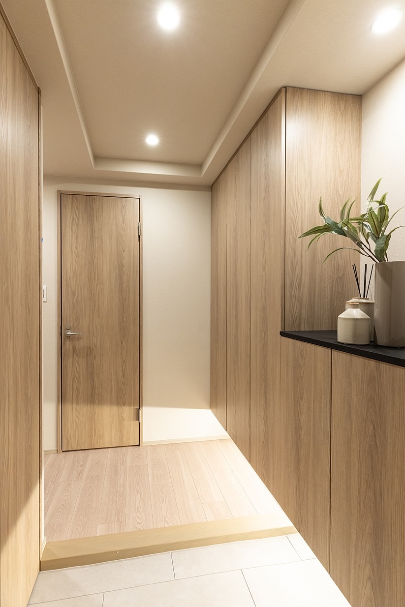 【玄関】玄関から廊下はリビングが見通せないクランクイン設計を採用。(2026年2月)