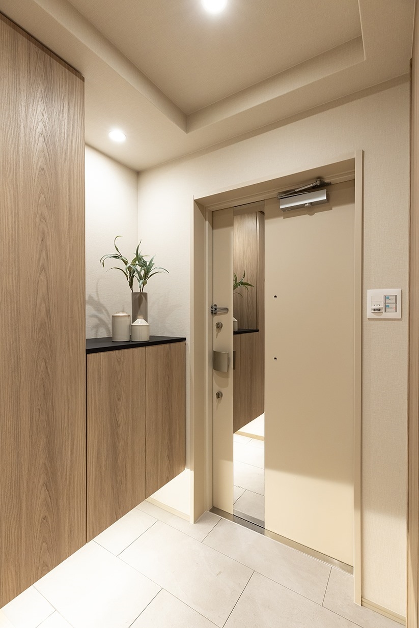 【玄関】カウンターの上に小物や写真などを飾れる高さの玄関収納。(2026年2月)