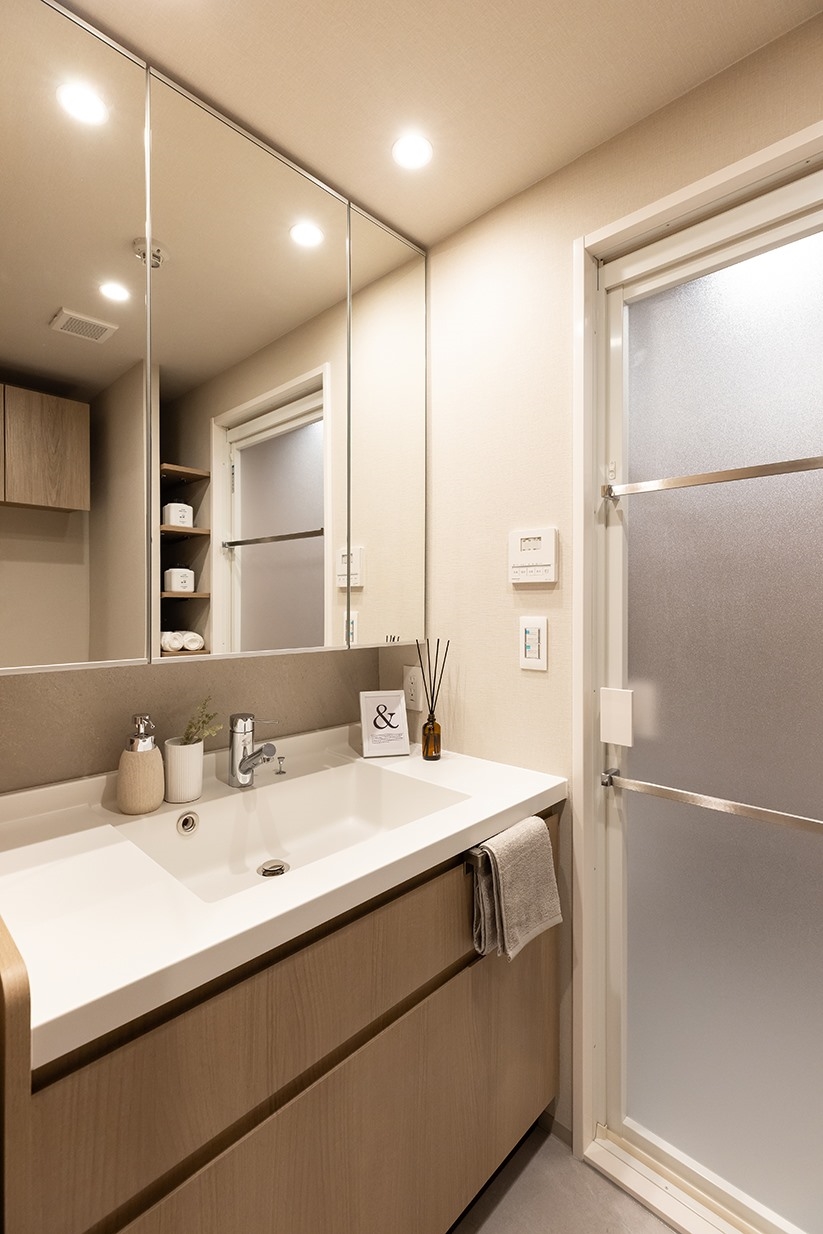 【洗面台・洗面所】ミラーキャビネットの裏は、化粧品等をしまえる収納スペースになっています。(2026年2月)