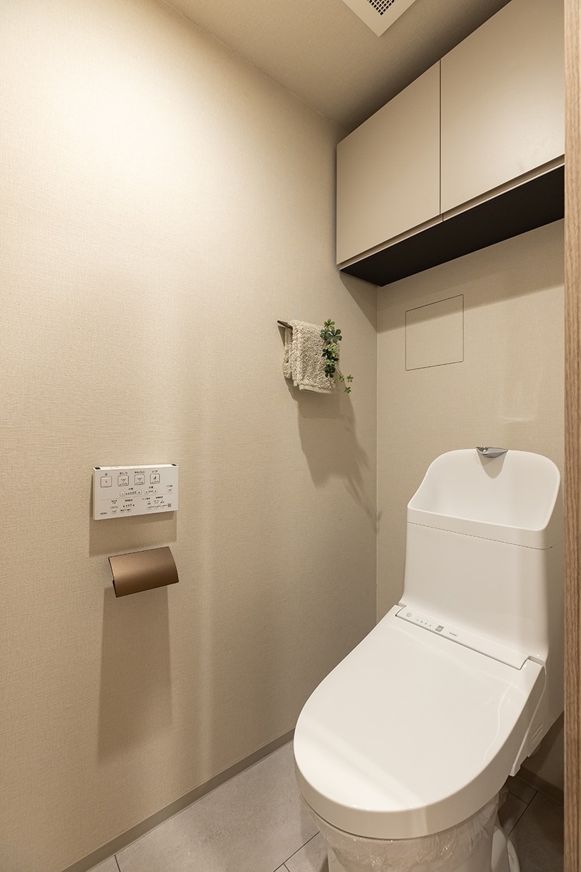 【トイレ】温水洗浄便座付トイレ。上部には収納スペースを設置。トイレットペーパーや掃除用品の収納が可能です。(2026年2月)