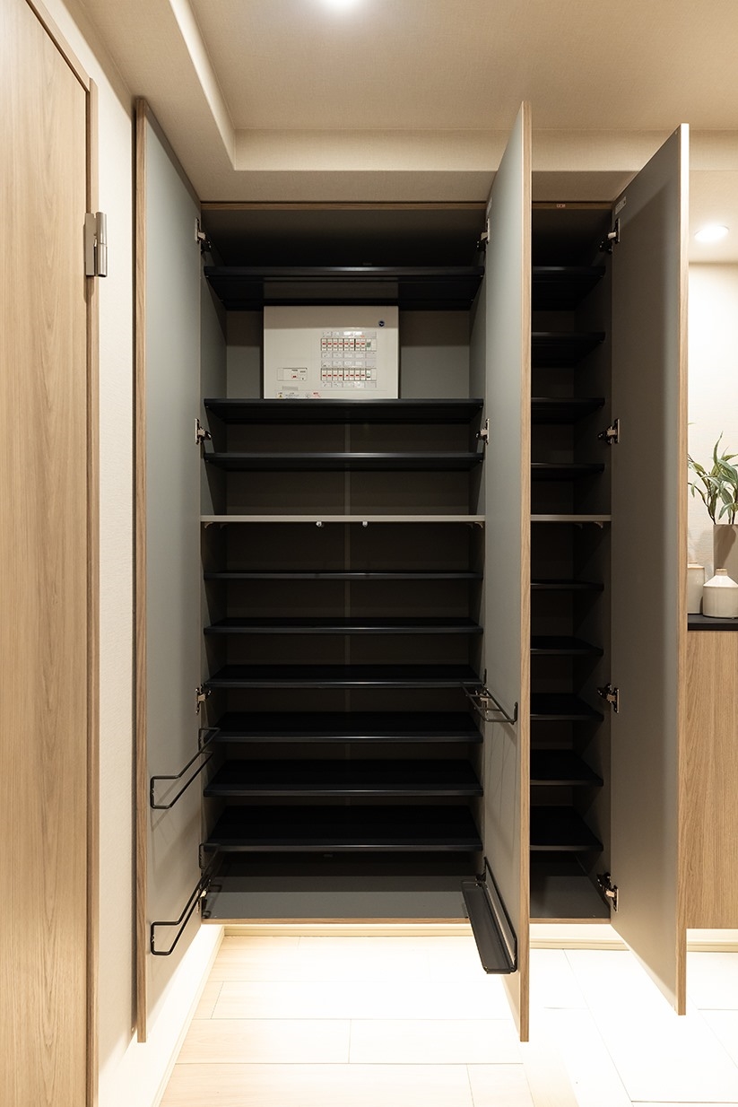 【収納】玄関収納。扉裏にスリッパ掛け・カサ掛けを設置。(2026年2月)