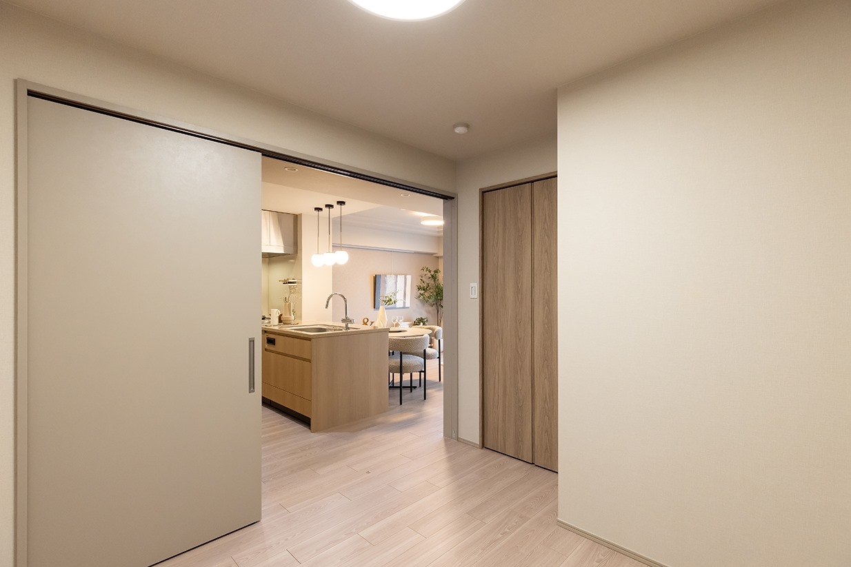 【居室】洋室（３）からリビングをのぞむ(2026年2月)